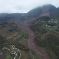 (Video) Kreće stravičan odron, ljudi u panici: Ogromno klizište zatrpalo kuće: Spasilačke ekipe na licu mesta, ima mrtvih