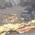 Zbog jakog nevremena pao deo krova sa zgrade u Mladenovcu
