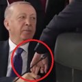Uhvatio i ne pušta! Snimak neobičnog razgovora Erdogana i Makrona obišao planetu (video)