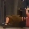 Pobesnela putnica napravila haos na aerodromu Vrištala i valjala se po podu kao dete, razlog će vas zaprepastiti! (video)