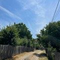 Šetali su držeći se za ruke, a onda je izbila svađa i sevali su noževi: Kurir u selu kod Mladenovca gde se desio pokušaj…