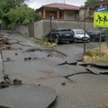 Невреме однело асфалт са улице на Душановцу, екипе на терену отклањају штету