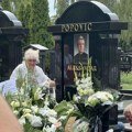 Potresna scena na bežanijskom groblju: Udovica Suzana pala u zagrljaj sestri pokojnog Saše Popovića, donela na grob panaiju