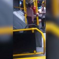 "Stanite, biju ga,: Stanite!" Dva mladića i devojka pokušali da opljačkaju muškarca u autobusu: Bacili ga na pod vozila GSP-a…