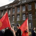 Zastave sa "učk" vijore se u Hagu: Albanci došli da protestuju zbog suđenja liderima zločinačke OVK