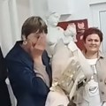 Suze, aplauzi i špalir đaka! Emotivan ispraćaj profesorke Jele u penziju rasplakao Srbiju: "Ko je zna, zna koliko je divna"…
