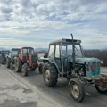 (BLOG) Proivođači mleka danas traktorima blokaju puteve u Mrčajevcima i u Kniću