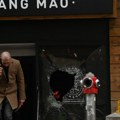 (Foto) Drama u srcu Beograda: Nepoznata osoba razbila prozor i bacila zapaljivu materiju u restoran, komšije odmah alarmirale…