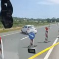 Još jedan auto usnimljen u kontra-smeru u Srbiji! Pogledajte kako je u poslednjem momentu izbegnuta katastrofa