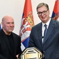 Vučić dočekao Dejnu Vajta uoči UFC spektakla i poklonio mu gusle