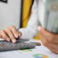 Plata tek za nekoliko dana, a novac vam treba danas? Evo gde je dostupna i kako funkcioniše ova usluga