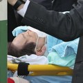 (Uznemirujući video) horor u južnoj Koreji Opozicioni lider napadnut nožem (foto)