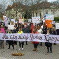 "Danas Predić, sutra neka druga": Održan protest nastavnika u Zrenjaninu zbog najave gašenja škole "Uroš Predić"