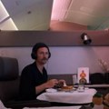 (Video) Leteće „garsonjere“ Stjuardese nasmejane, krevet velik, fotelje udobne! Luksuzno letenje po meri i…