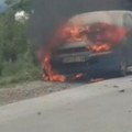 Ватра гута аутомобил, стравични снимци из Чачка: "Тачно ћу га продати, мало, мало, гори неки" (видео)