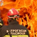 Gori kuća, plamen se diže do pola neba Haos u Kragujevci, stanari pokušavali sami da gase buktinju, 12 vatrogasaca na terenu