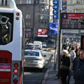 Vozač udario u vozilo GSP, pa pobegao! Popucala stakla, a malo dete zadobilo povrede glave