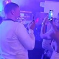 Baka Prase ima novu devojku? Milion ljudi gledalo snimak kako je grli na koncertu Vlade Georgieva, zgodna kao Anja Bla