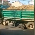 Kamion propao kroz asfalt u Beogradu Ekipe na terenu, najavljena brza sanacija