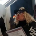 Neverovatan prizor: Nada Topčagić pije pivo iz limenke i đuska uz Ramštajn VIDEO