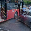 Deo automobila potpuno smrskan! Saobraćana nesreća na Slaviji (foto)