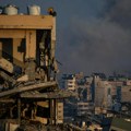 U Pojasu Gaze tokom noći ubijena 82 Palestinca: Skoro polovina stradala dok su pokušavali da dobiju humanitarnu pomoć (foto)…