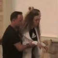 Neutešna, potpuno van sebe, jedva stoji na nogama... Žotina supruga prvi put viđena u javnosti posle tragedije - ovaj potresan…