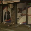 Haos u Valjevu: Maskirane pristalice SNS gađale demonstrante, policija se povukla, razbijeni izlozi na ulazu u stranku