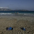 Drama na plaži U Grčkoj, vetar odneo na pučinu devetoro dece: U akciji spasavanja učestvovao i helikopter, roditelje i čuvare…
