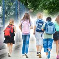 Ova opština u Srbiji refundiraće roditeljima prvaka troškove kupovine udžbenika, a dobiće i po poklon