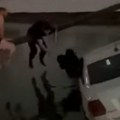 Trojica muškaraca spasila dečaka i majku iz potopljenog taksija: Pogledajte herojsku akciju u Dagestanu (video)