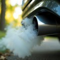 Ako vam auto dimi, obratite pažnju: Jedna boja može da znači skup kvar