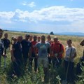 Instant „vatreno krštenje“: 16 momaka i devojaka odmah po završenoj obuci intervenisalo na požaru u Brestovcu