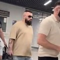 Usnimili smo Jalu Brata i Bubu Korelija na aerodromu u Beogradu: Oko njih brdo obezbeđenja, ovako su se ponašali