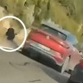 "Ćelavac iz BMW-a" se zakotrljao po putu: Snimak sukoba vozača na putu koji je mogao da završi tragično
