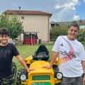 „Od telefona samo bole oči, traktor će nam koristiti“ Braća (14) i (12) pokazala kako se san ostvaruje