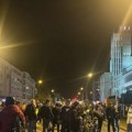 Novi sukob kod Futoške pijace u Novom Sadu: Aktivisti SNS-a ponovo pokušali da otmu transparent „Studenti pobeđuju“