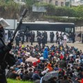 Španska policija uklanja kamp za migrante na plaži u Seuti uoči posete kralja