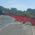 (Foto) Šleper pun koka-kole se prevrnuo kod Gornjeg Milanovca! Više od 500 gajbi završilo na putu, flaše se razletele na sve…