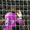 (VIDEO) Bornmut razneo Milan, Menjan udarao rivala u lice