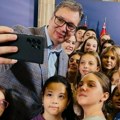 "Mi Srbi smo jedan narod, ma gde živeli" Vučić sa decom iz regiona: Najvažnije da čuvamo svoj jezik i kulturu