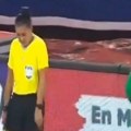 Šokantan snimak: Fudbaler pogođen nožem u glavu na jednom od najvećih derbija sveta