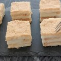 Letnji desert od samo 3 sastojka Kremasti i osvežavajući fil čini ovaj beli kolač neodoljivim