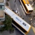 Autobus uleteo kroz ulaz hotela! Drama u Barseloni, od udara pukla ulična cev za gas, opasnost od eksplozije (video)