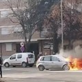 Zapalio se automobil nasred ulice u Pančevu: Plamen gutao vozilo, vatrogasci hitno reagovali (video)