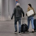 (Video) Lazar Ristovski sa devojkom na aerodromu: Došli iz Nice u Beograd, ona vuče i kofer i veliku torbu - glumac u kožnoj…