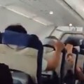 Panika! Putici vrište, deca plaču od straha, avion ima ogromnu rupu! Pogledajte košmar na letu 6e-2142 (video)
