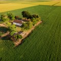 Prilika za kupovinu kuće kraj Dunava koja se ne propušta: Idealno za život u prirodi, a dovoljno blizu svih potrebnih…