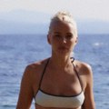 (Foto) ima trbušnjake tri meseca nakon porođaja: Bivša žena našeg pevača grmi na plaži: Izronila iz mora, a telo praćka