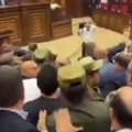 Tuča vlasti i opozicije Haos u Parlamentu u Jermeniji (VIDEO)
